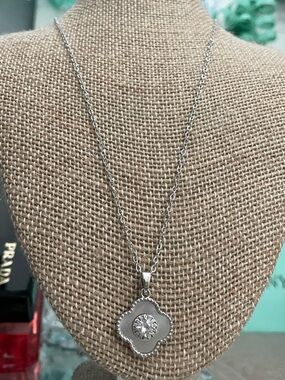 ✨Silver Clover Pendant Necklace with Crystal Accent✨NEW